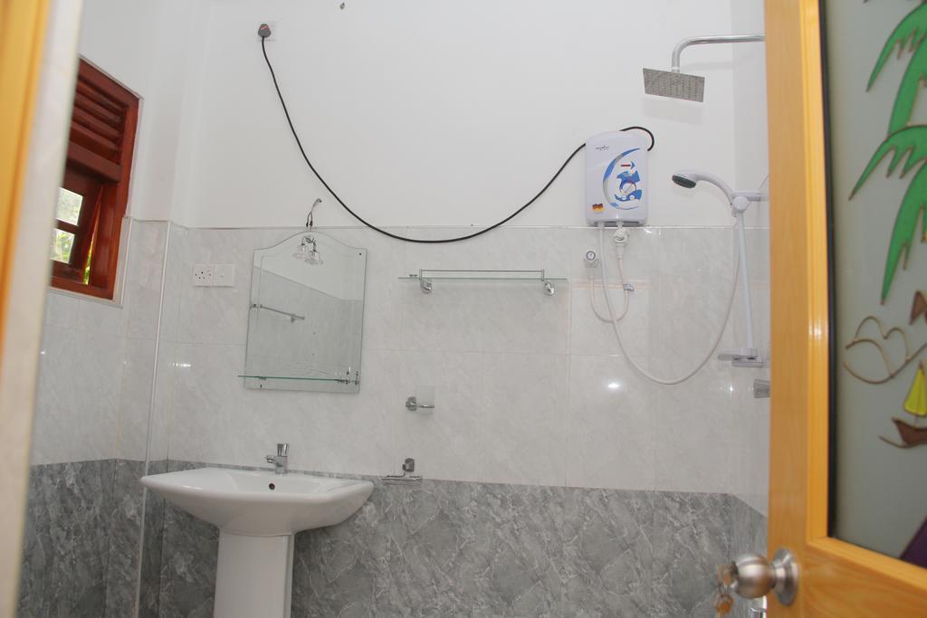 Nethum Rest Hotel Mirissa Bagian luar foto